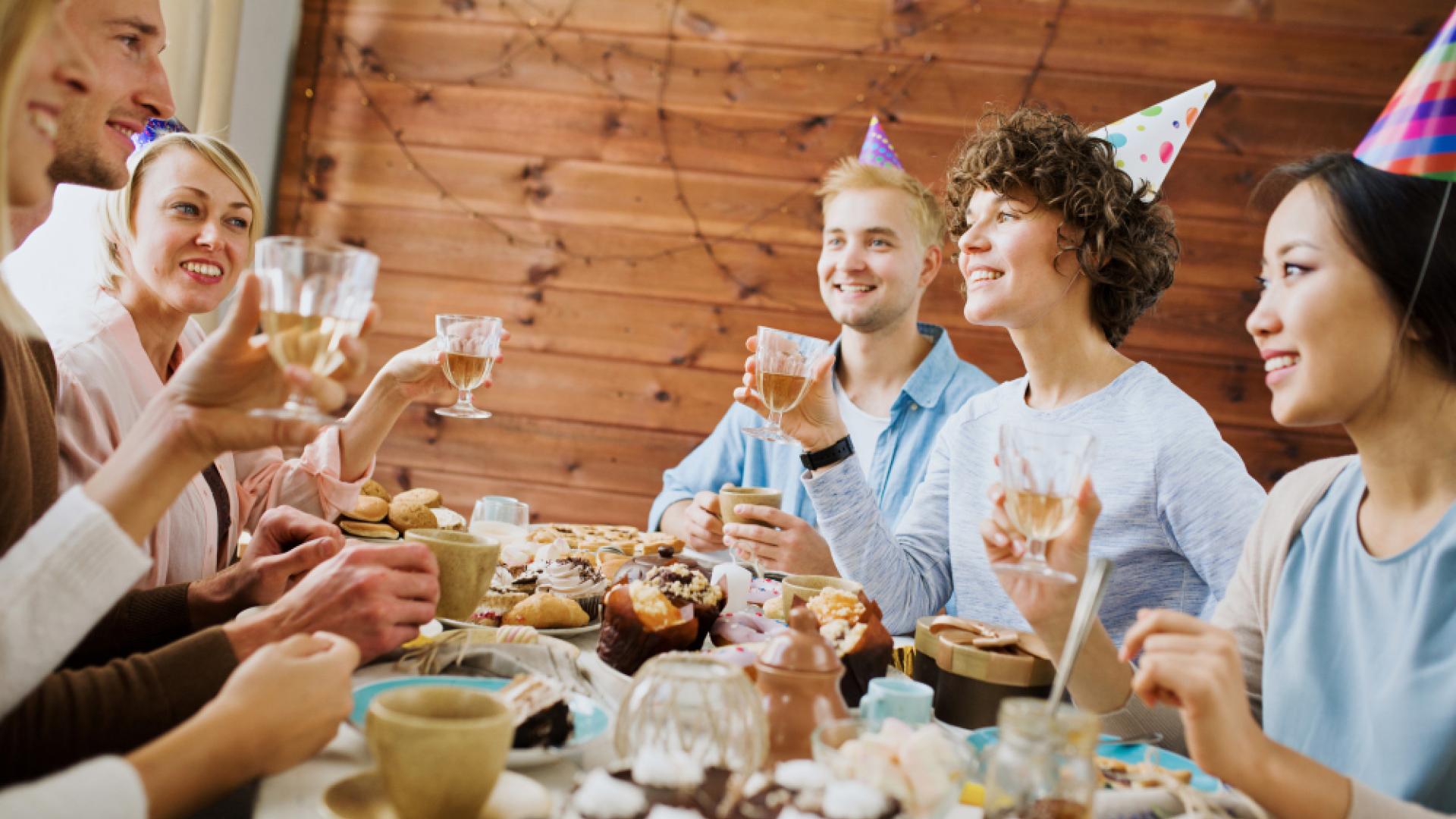 Celebrando cumpleaños -Imagen de pressfoto en Freepik