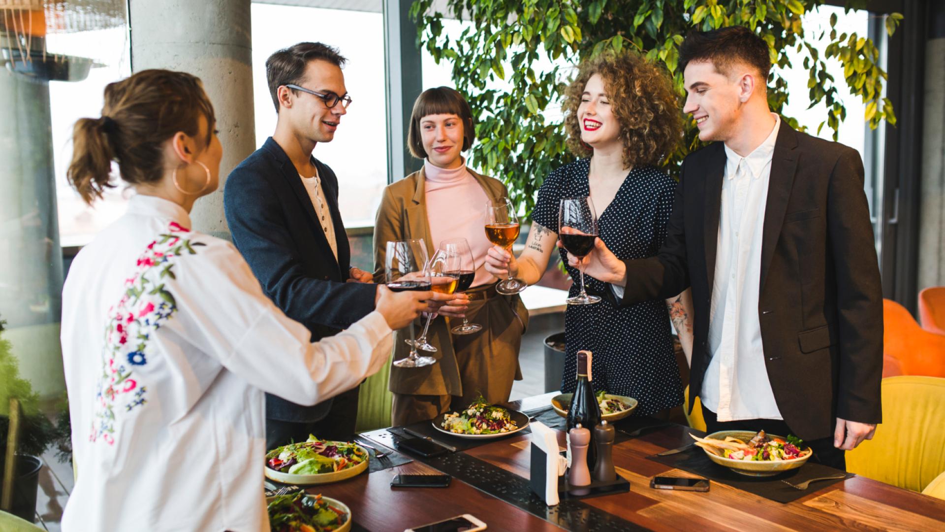 Grup d'amics en un restaurant - Imatge de freepik