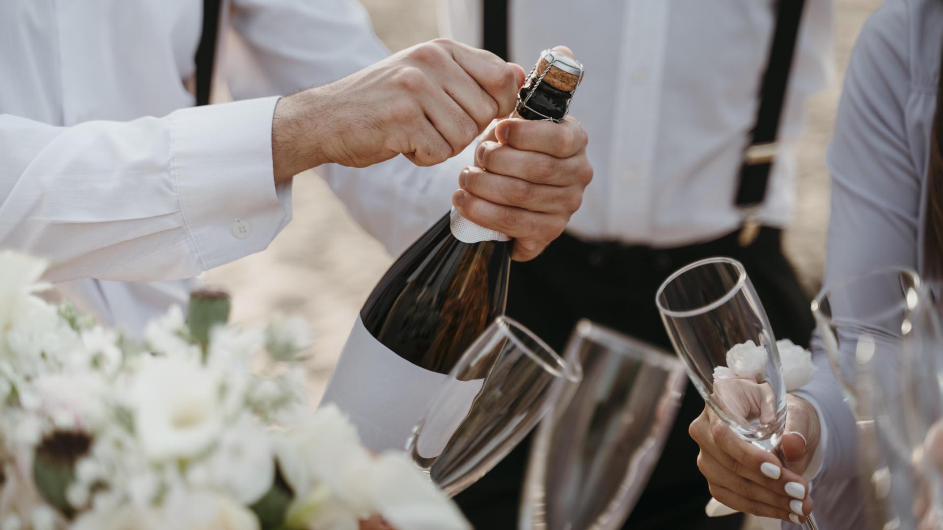 Personas tomando copas en una boda - Imagen de freepik