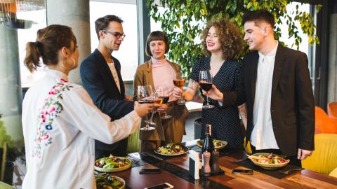 Grup d'amics en un restaurant - Imatge de freepik