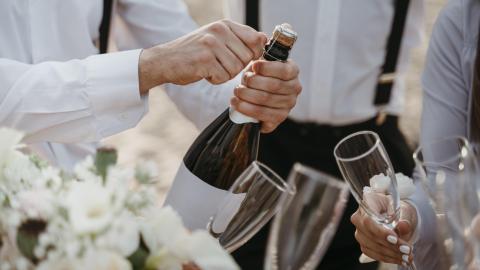 Personas tomando copas en una boda - Imagen de freepik